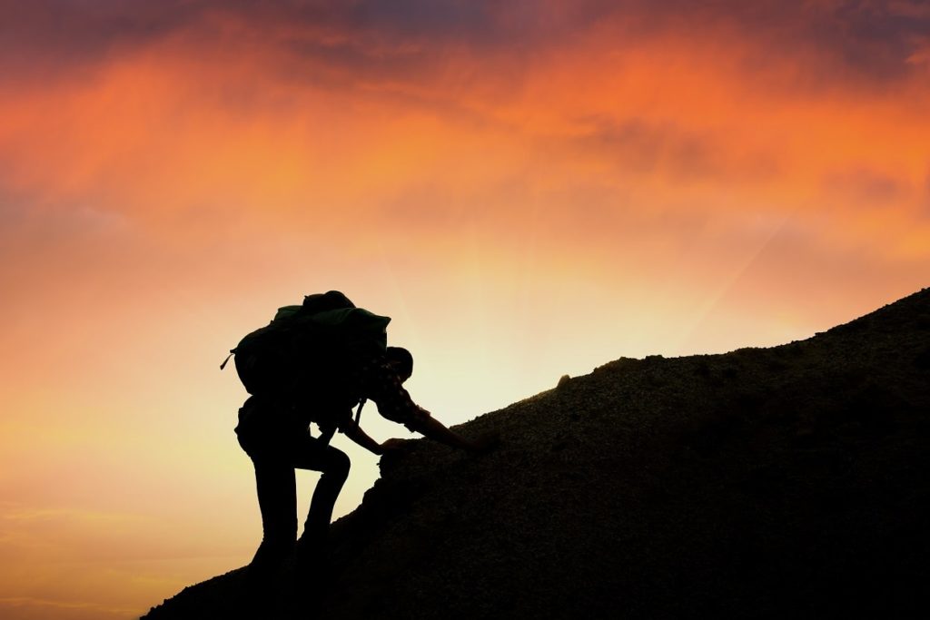 hombre-escalando-lifeder-min-1024x683-1 De tocar fondo a salir adelante: una historia de superación que inspira a no rendirse